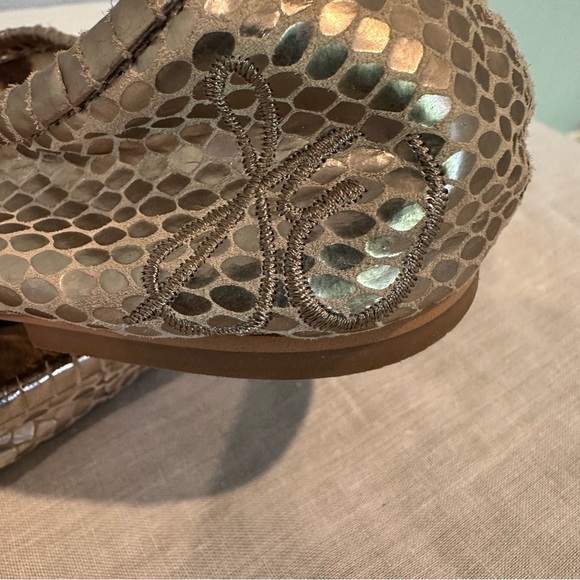 Sam Edelman Felicia Ballet Flat – Metallic Gold Snake Print (Size 8.5)
Leather - Picture 7 of 9